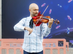 拉小提琴的光头帅哥图片